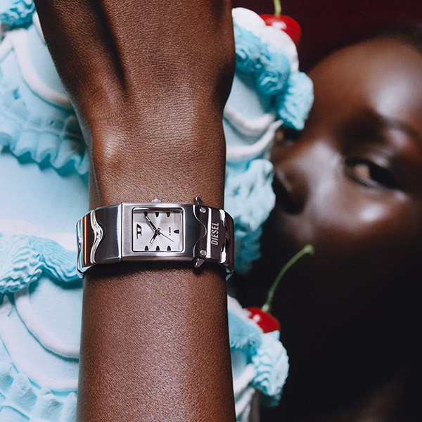 Une image d'une femme portant une montre de la nouvelle collection Diesel Printemps Eté 2025.
